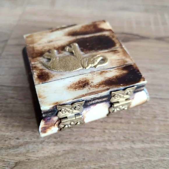 Vintage bone jewelry/trinket box with brass elephant. - Picture 9 of 11